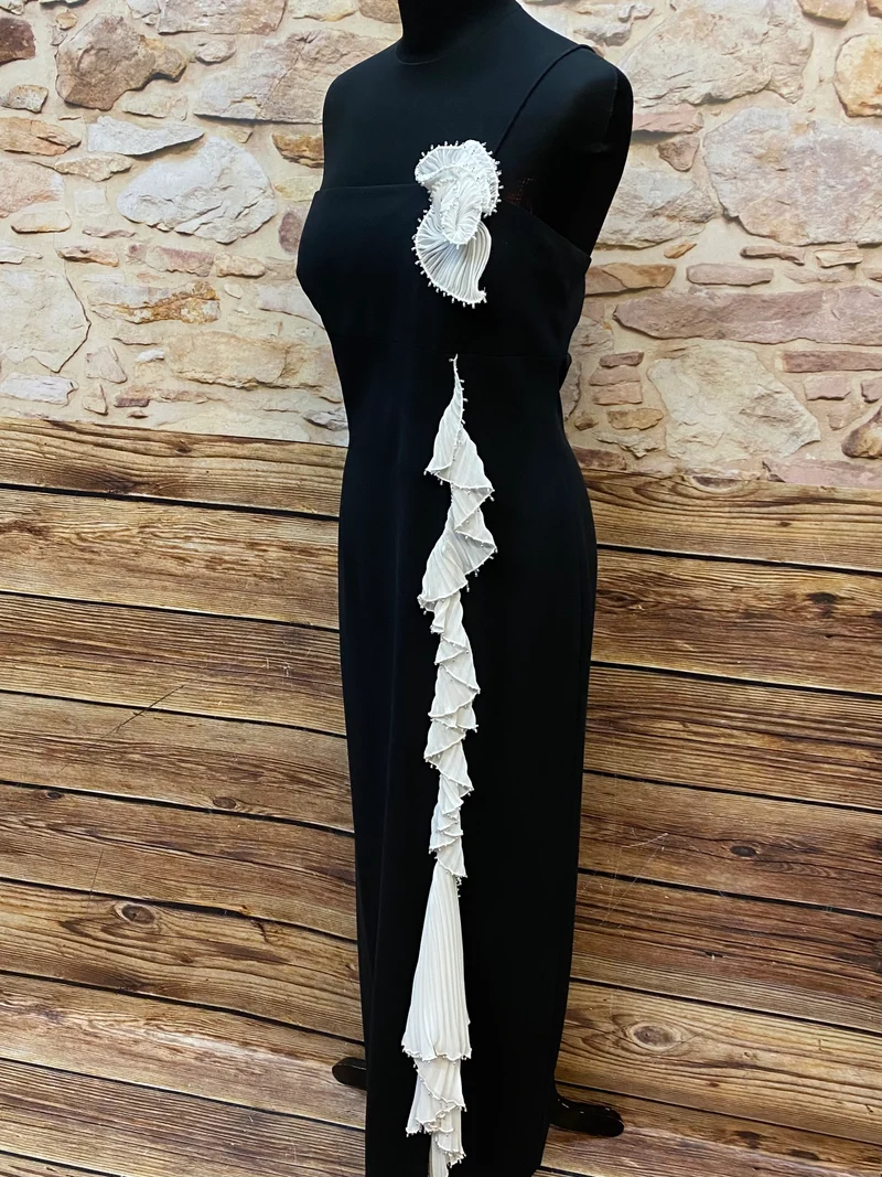 Abendkleid Secondhand schwarz mit weißen Verzierungen Gr.42