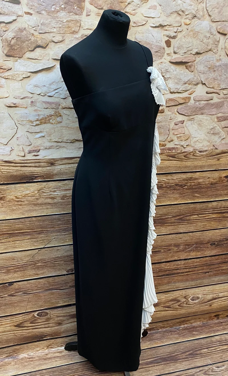 Abendkleid Secondhand schwarz mit weißen Verzierungen Gr.42