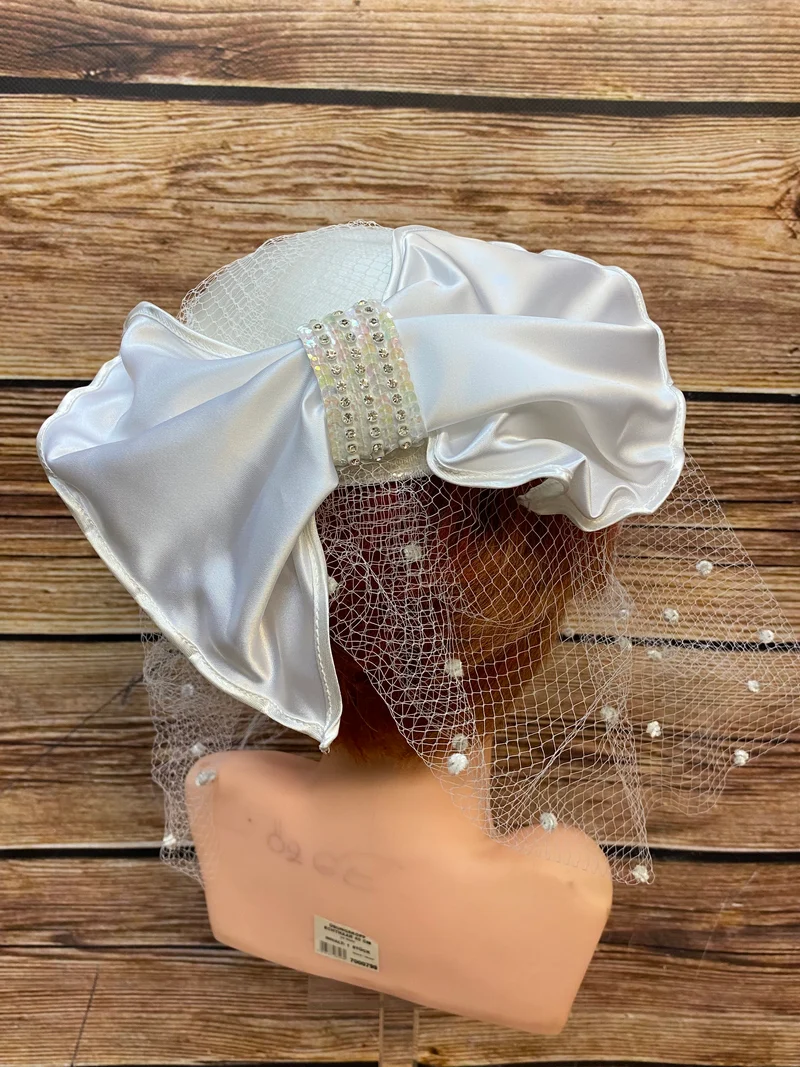 Eleganter Vintage Brauthut mit Schleife und Netzschleier, helles Creme
