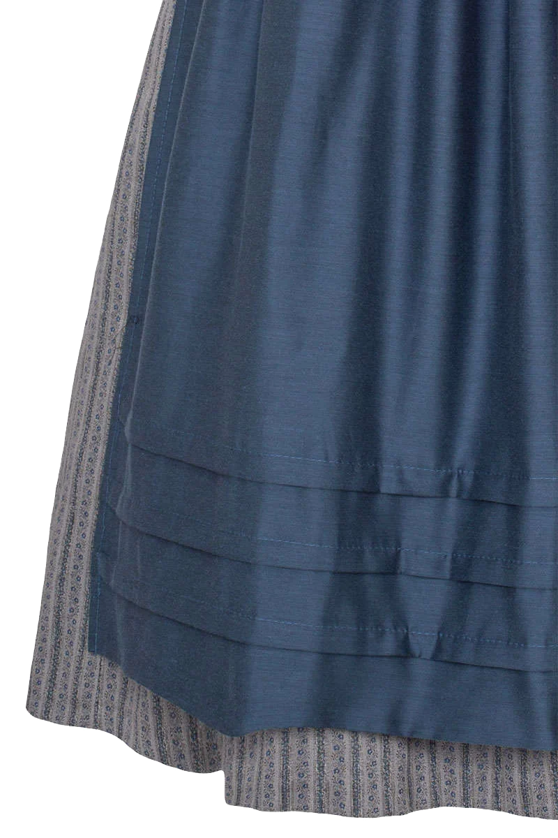 Midi-Dirndl hochgeschlossen