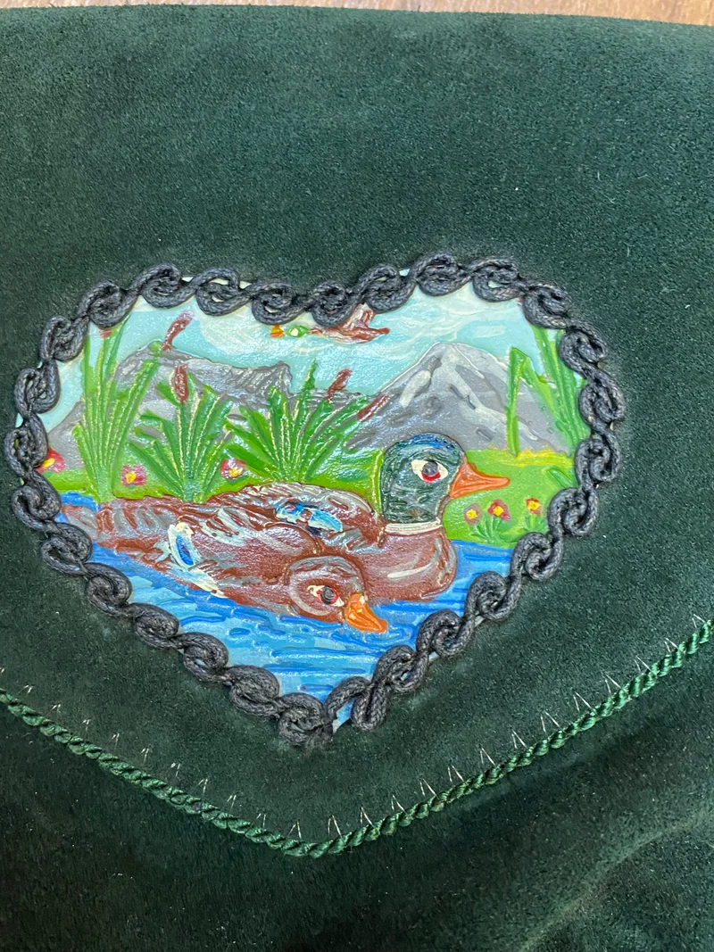 Vintage Dirndltasche dunkelgrün aus Wildleder mit Entenmotiv