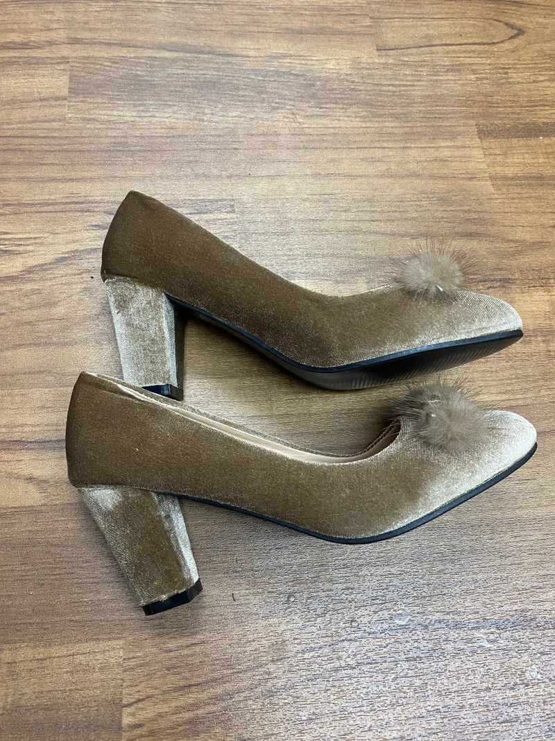 Vintage-Schuhe mit Fell-Puschel, Pumps Gr.39 in beige