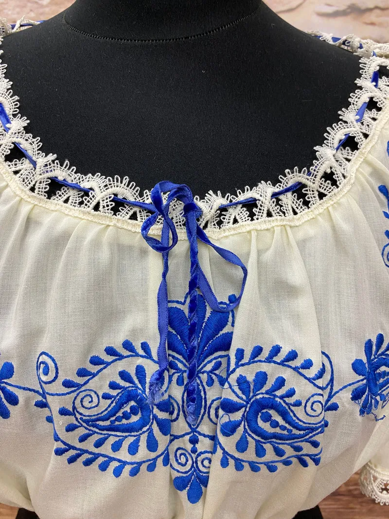 Vintage Dirndlbluse creme - blaue Stickerei, Gr.44