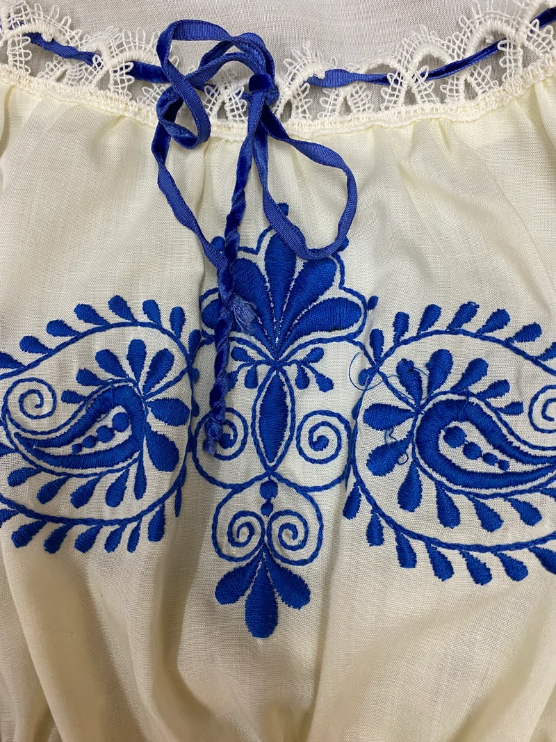 Vintage Dirndlbluse creme - blaue Stickerei, Gr.44