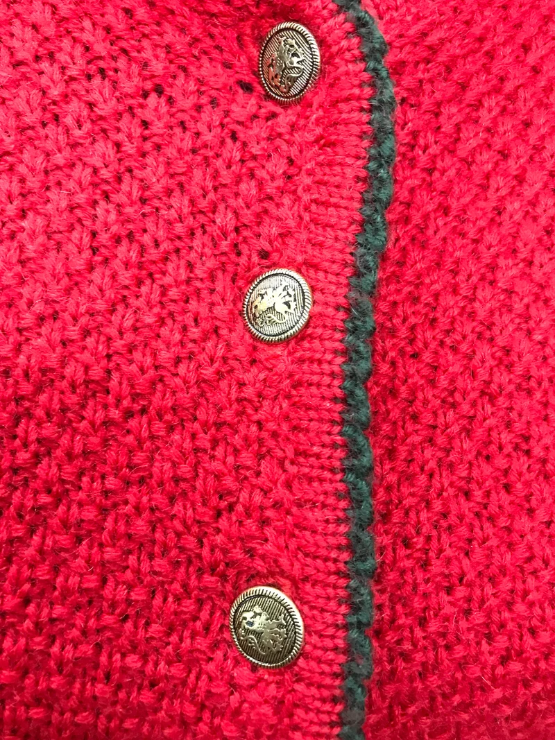 Vintage Trachten Strickjacke Rot mit floraler Stickerei – Größe 40