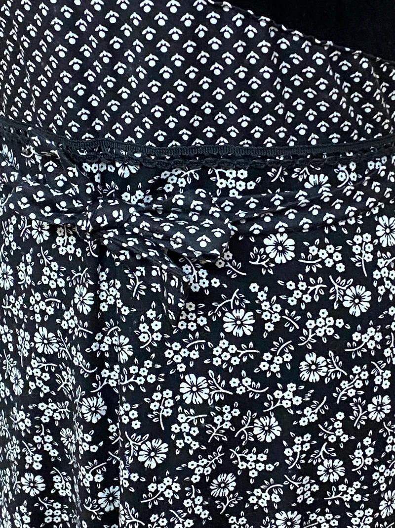 Langes Vintage 70er Jahre Maxi-Kleid Gr.32 in der Farbe schwarz mit weißen Blumen