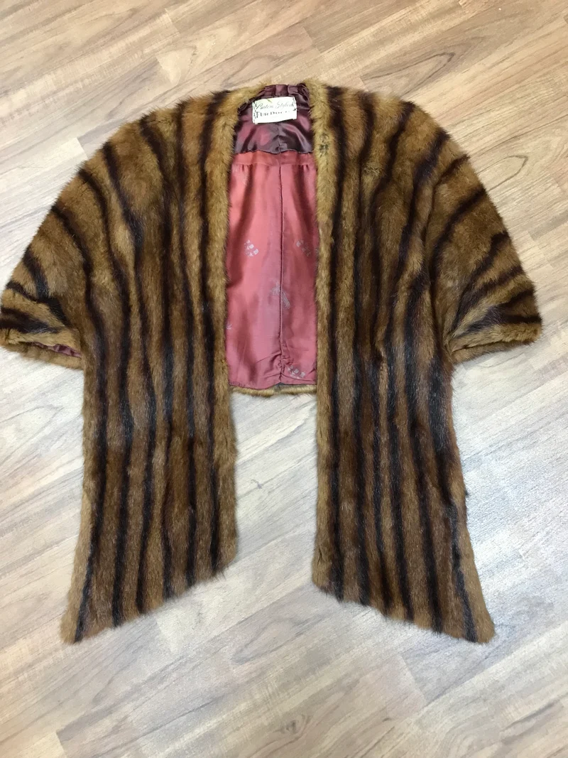 True Vintage, Luxuriöses Vintage-Fellcape von Fur Doctors