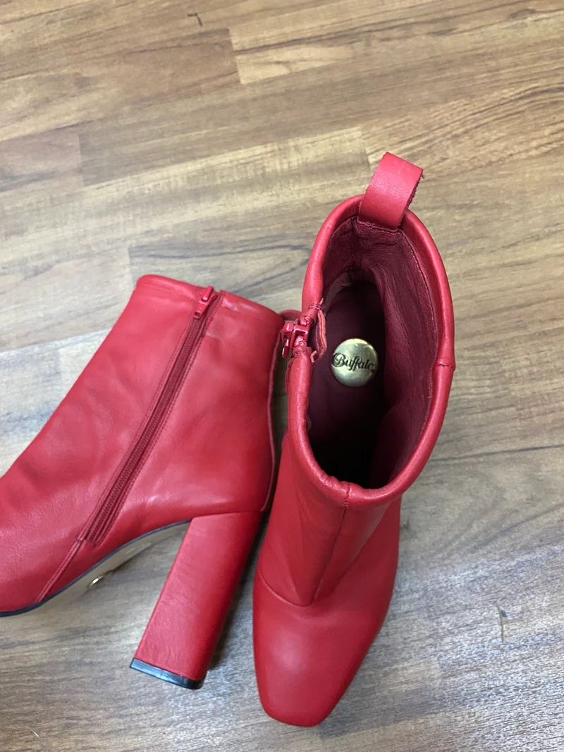 Rote Damen Stiefelette von Buffalo Gr.41
