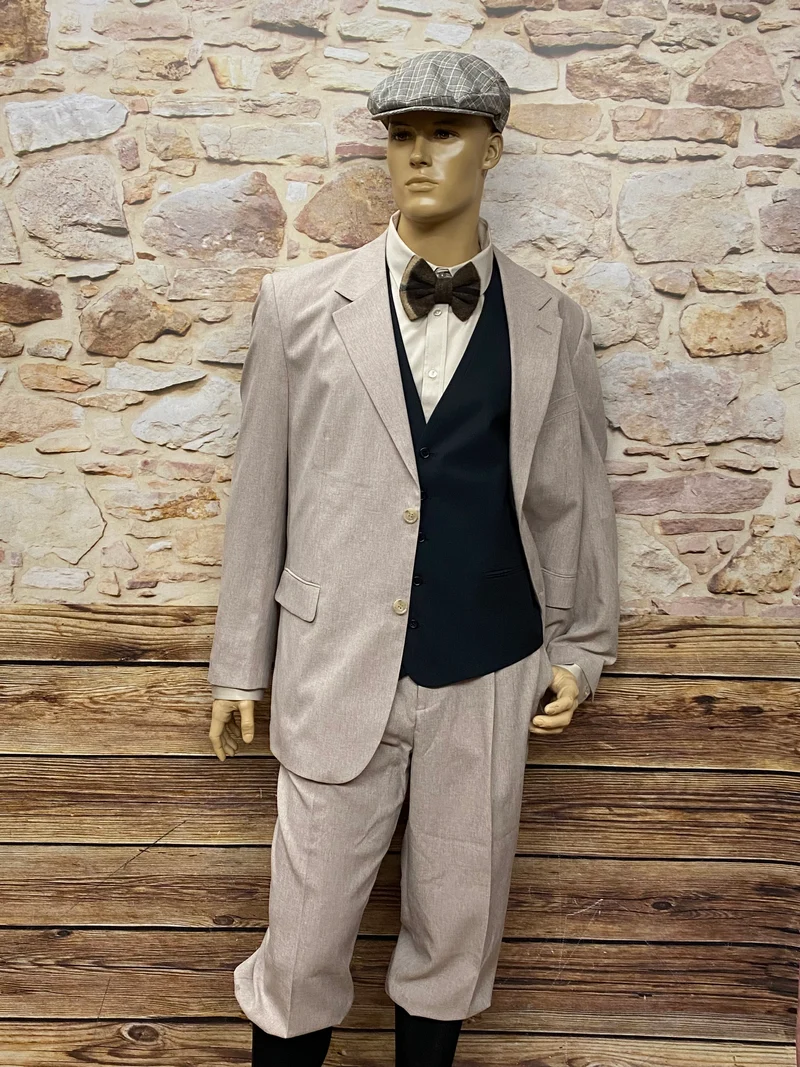 20er Jahre Herren Outfit hell Gr. ca. 58 – Knickerbocker Anzug mit Weste, Fliege & Schiebermütze
