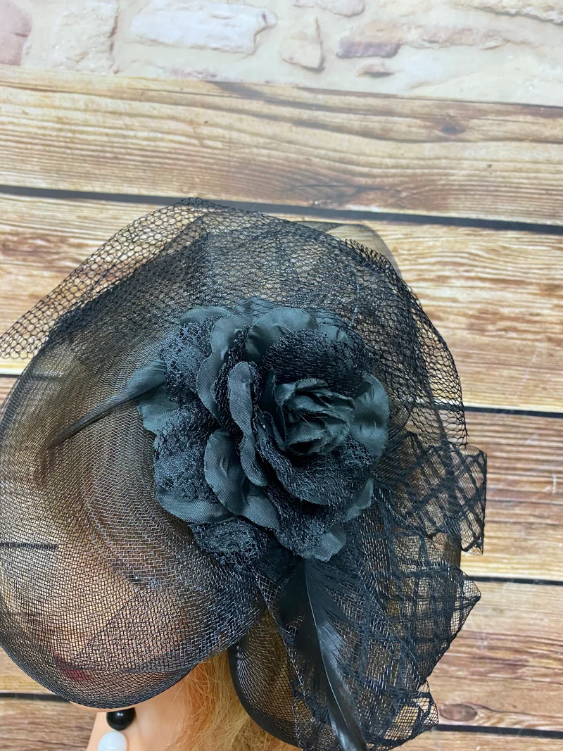 Accessoires Damen, Fascinator und Perlenkette