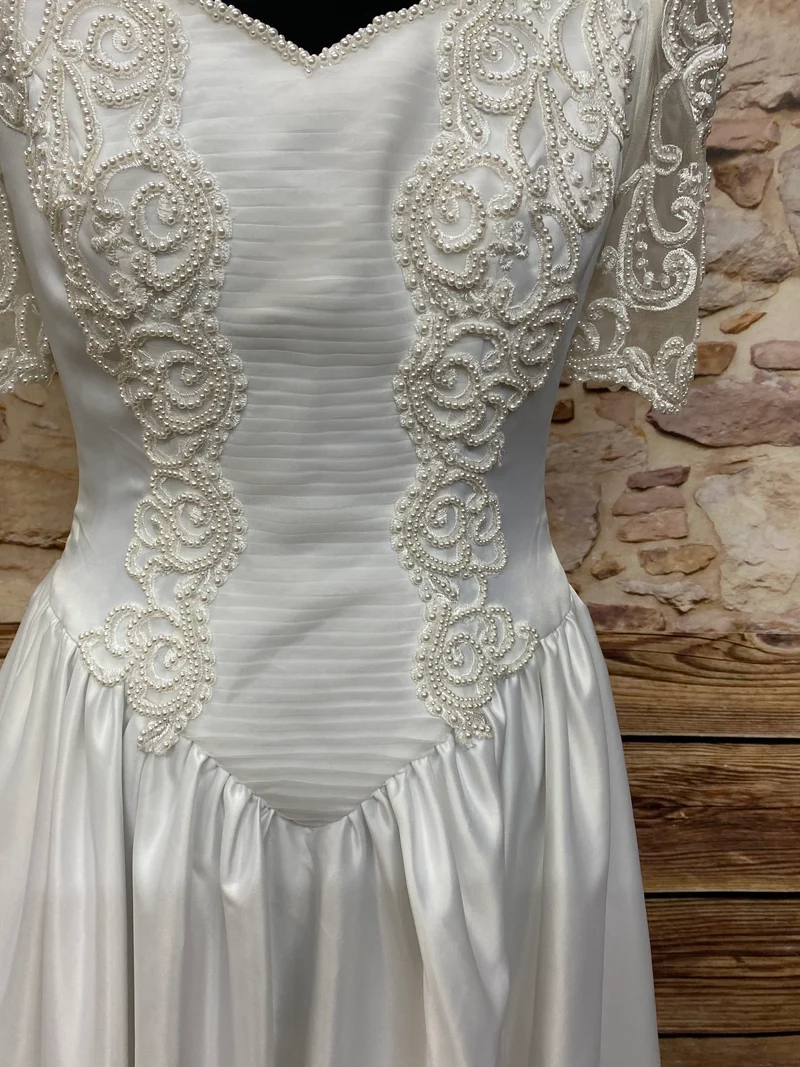 Vintage Brautkleid aus Satin mit Perlenapplikationen – Gr. 36