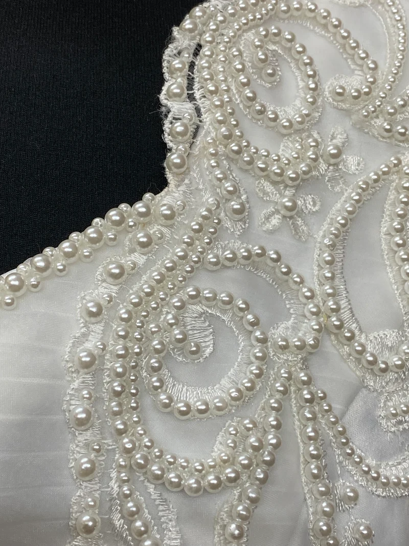 Vintage Brautkleid aus Satin mit Perlenapplikationen – Gr. 36