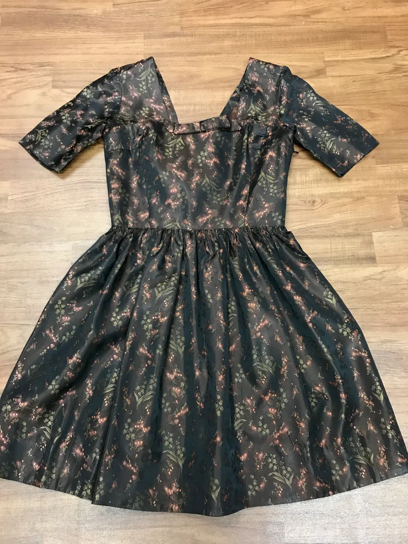Vintage 1950er Jahre Kleid Gr. 34 brauner Brokat mit floralem Muster