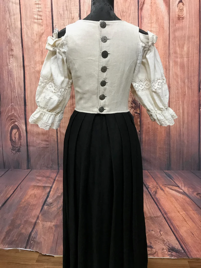 Landhausstil Kleid aus Leinen mit Spitzen-Schürze – Größe M (ca. 38)