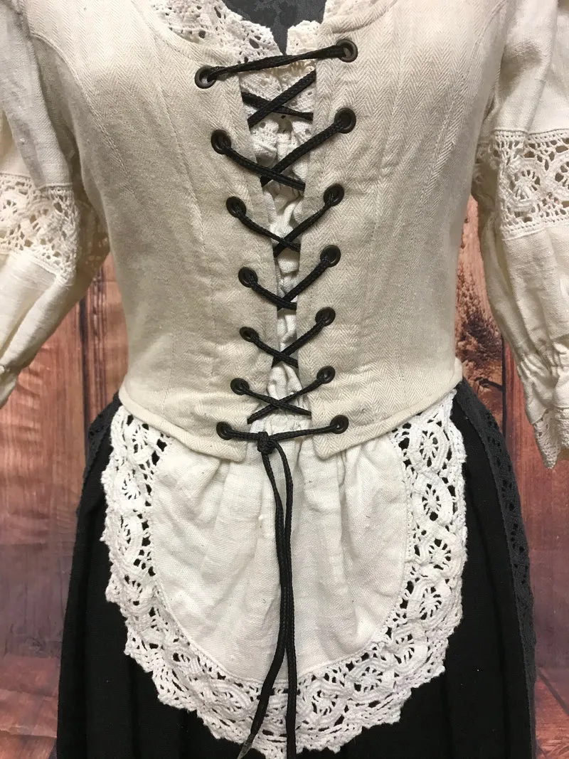 Landhausstil Kleid aus Leinen mit Spitzen-Schürze – Größe M (ca. 38)