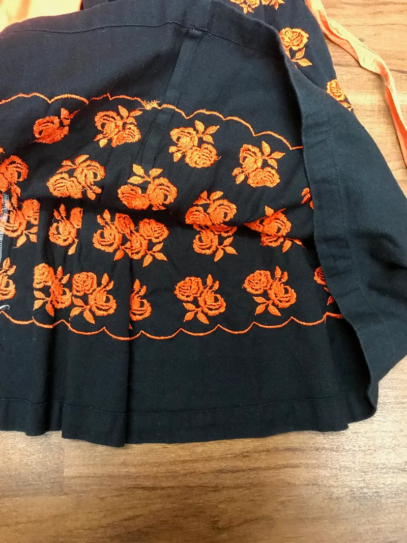 Vintage Dirndl schwarz orange bestickt 70er Jahre Gr. 32