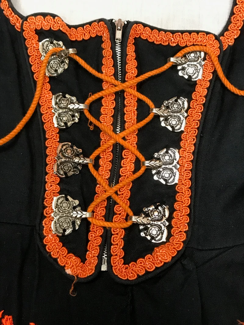 Vintage Dirndl schwarz orange bestickt 70er Jahre Gr. 32