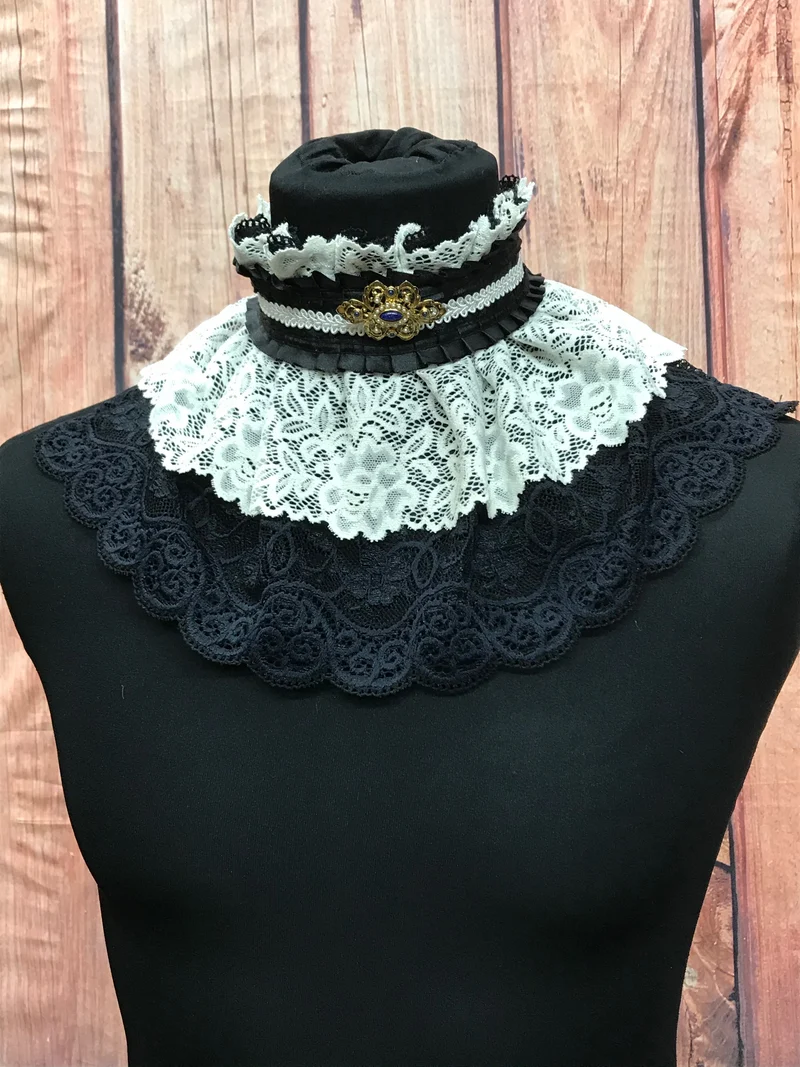 Handgefertigtes Steampunk Jabot aus Spitze in Schwarz & Weiß mit Brosche (25 x 18 cm)
