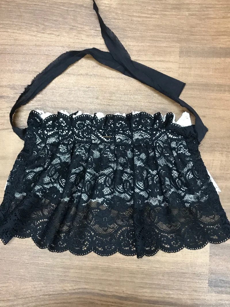 Handgefertigtes Steampunk Jabot aus Spitze in Schwarz & Weiß mit Brosche (25 x 18 cm)