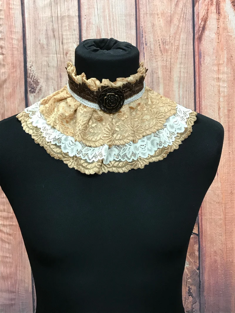 Handgefertigtes Steampunk Jabot in Gold & Weiß mit Blütenbrosche