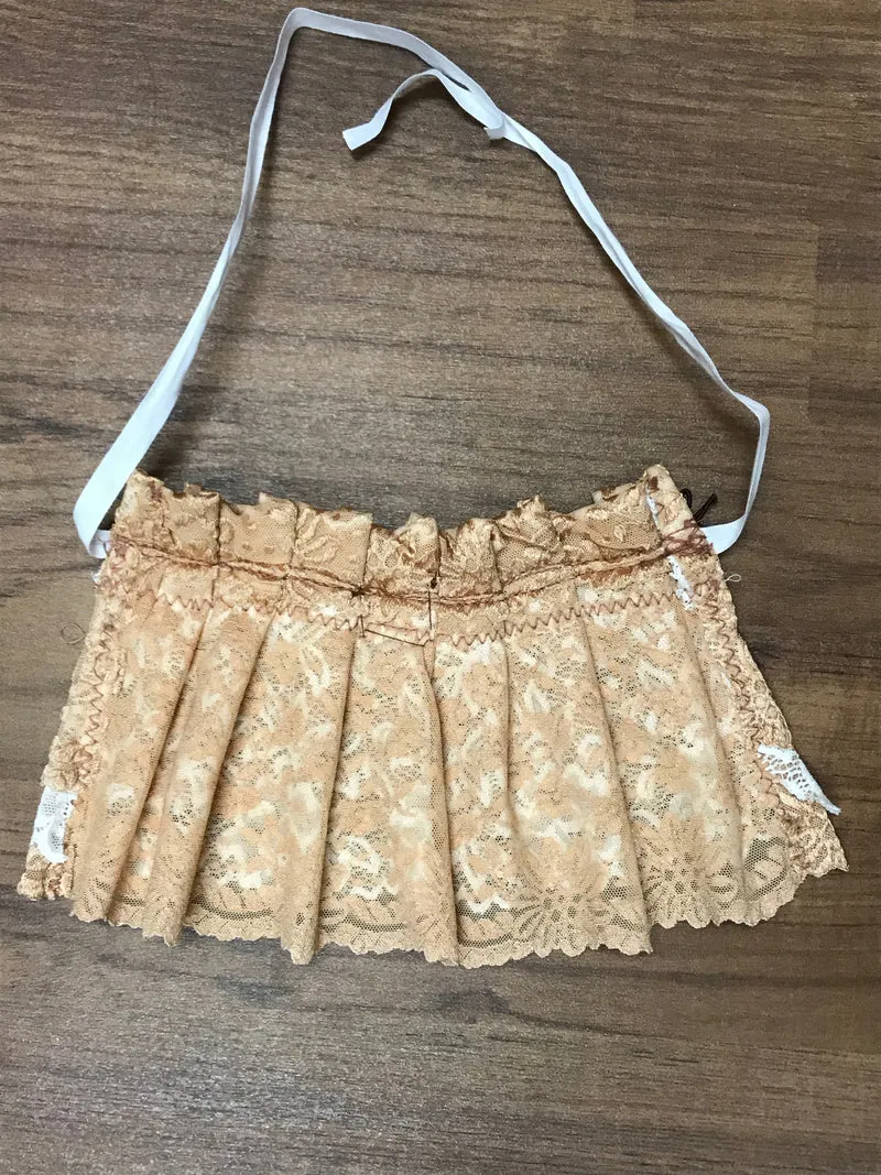 Handgefertigtes Steampunk Jabot in Gold & Weiß mit Blütenbrosche