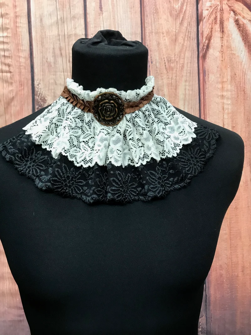 Handgefertigtes Steampunk Jabot mit schwarzer & weißer Spitze