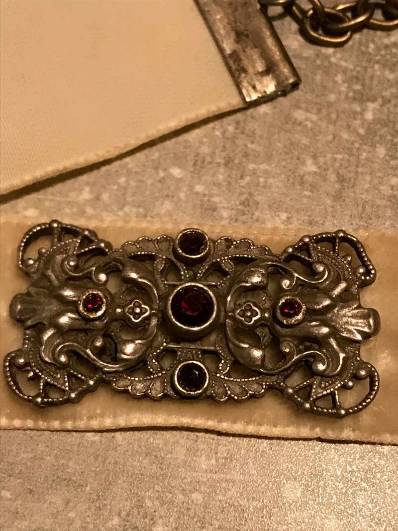 Vintage Kropfband creme - Samt mit Ornamentbrosche – Einheitsgröße