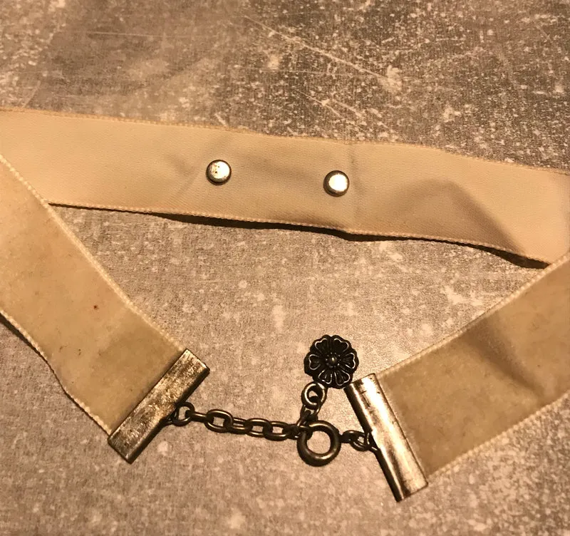 Vintage Kropfband creme - Samt mit Ornamentbrosche – Einheitsgröße
