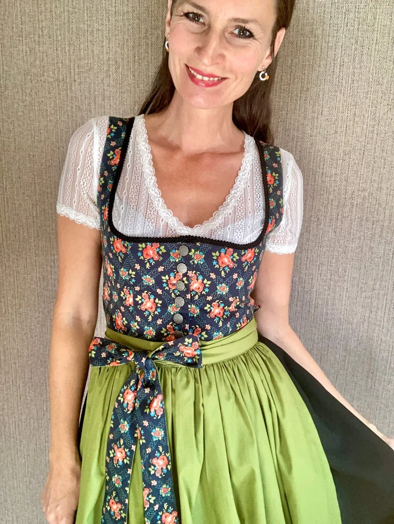 Dirndlbluse V-Ausschnitt