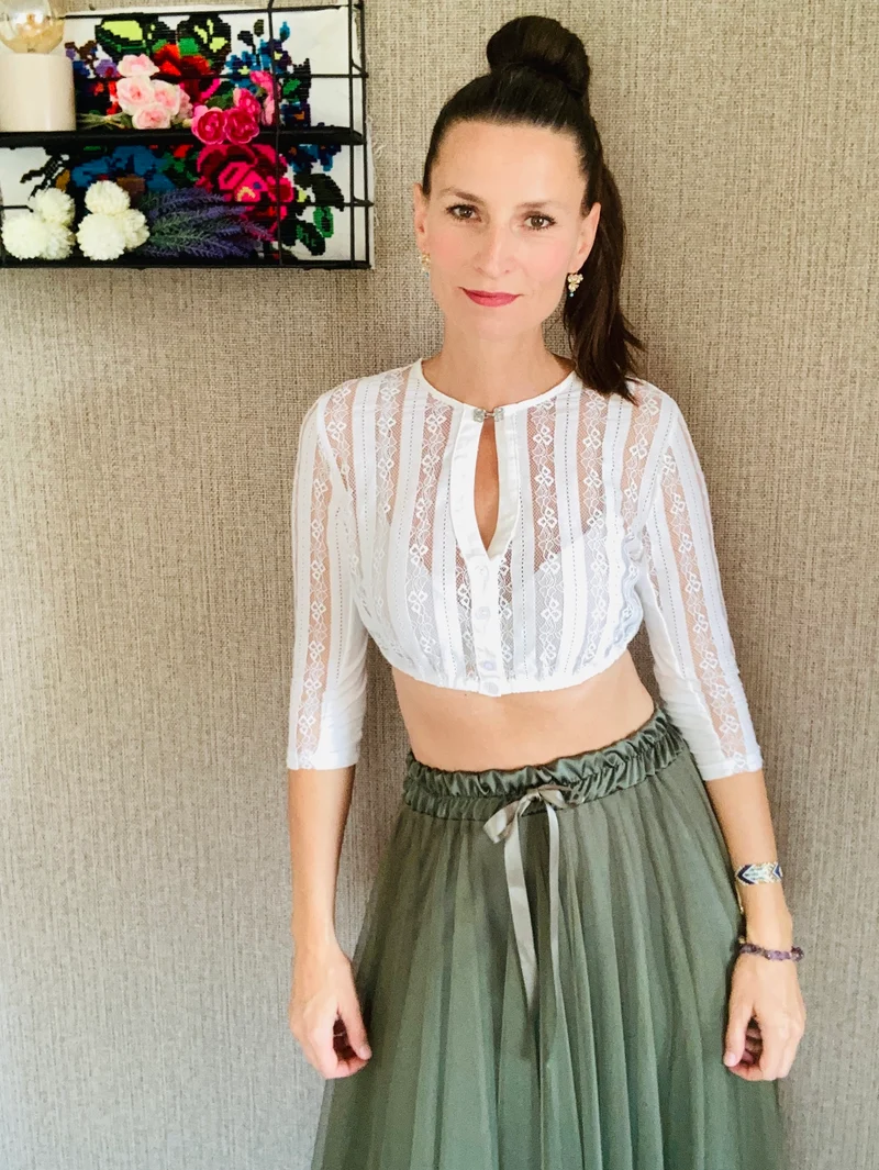 Dirndlbluse mit Schließe