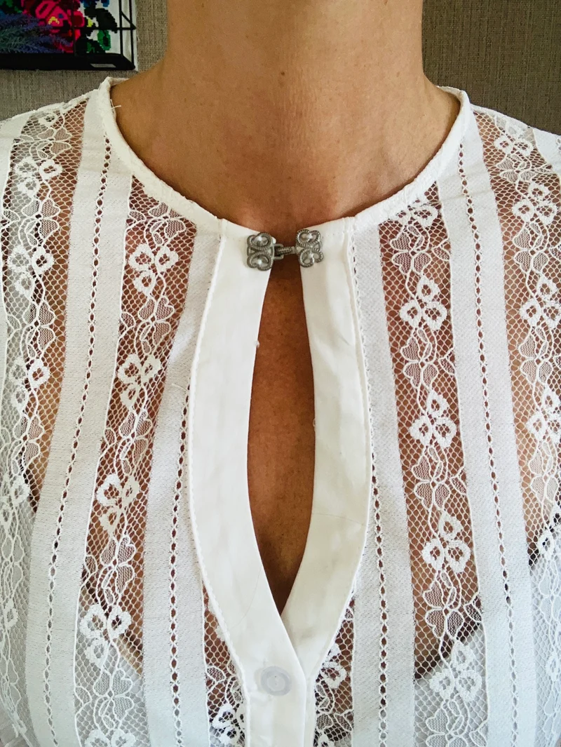 Dirndlbluse mit Schließe