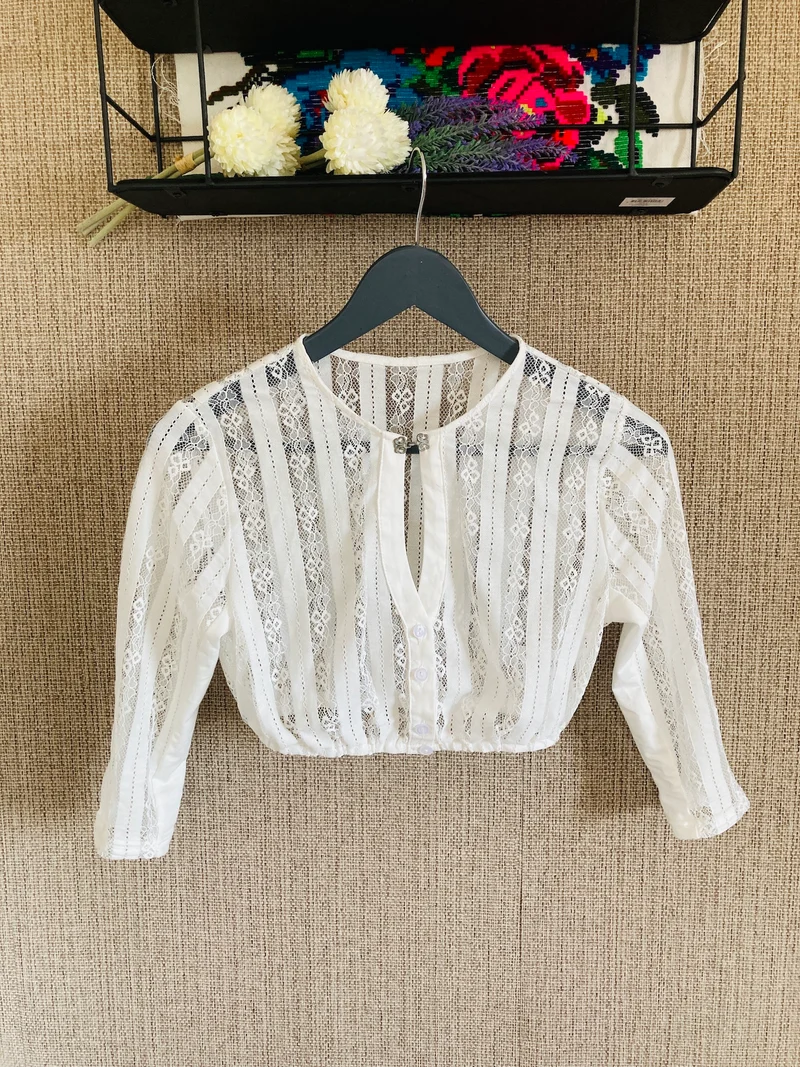Dirndlbluse mit Schließe