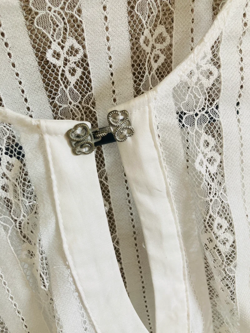 Dirndlbluse mit Schließe