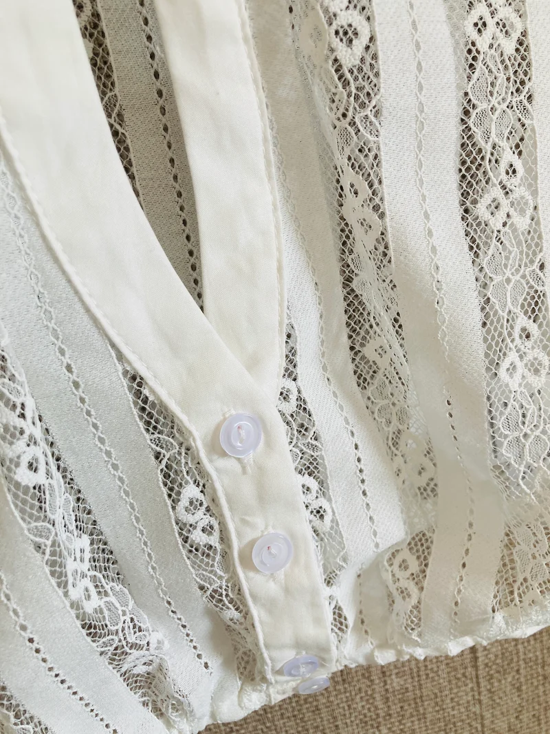 Dirndlbluse mit Schließe