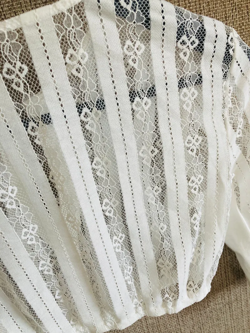Dirndlbluse mit Schließe