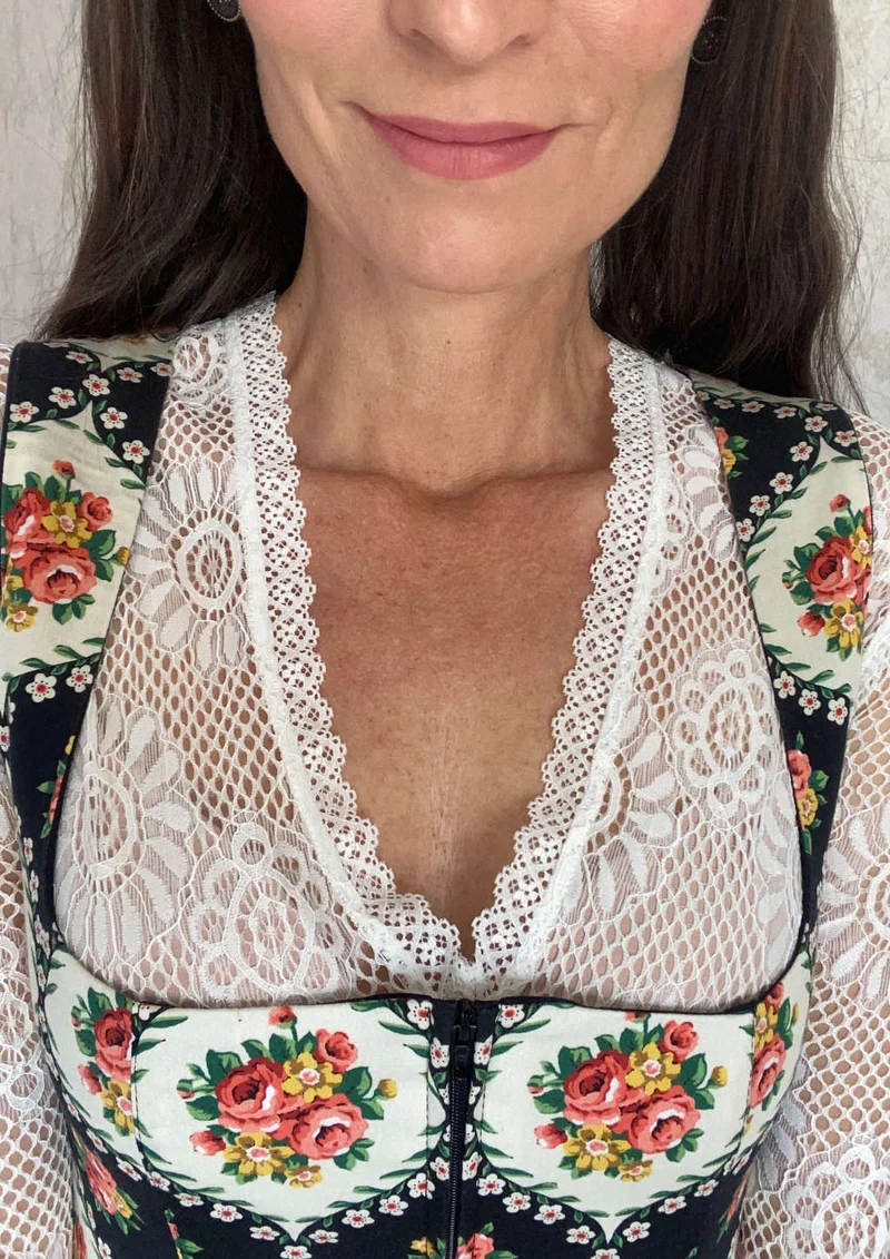 Dirndlbluse Blume mit V-Ausschnitt