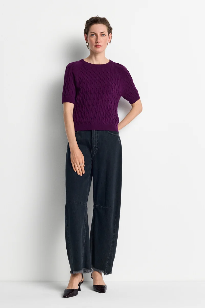 Cropped Barrel Jeans mit Fransensaum