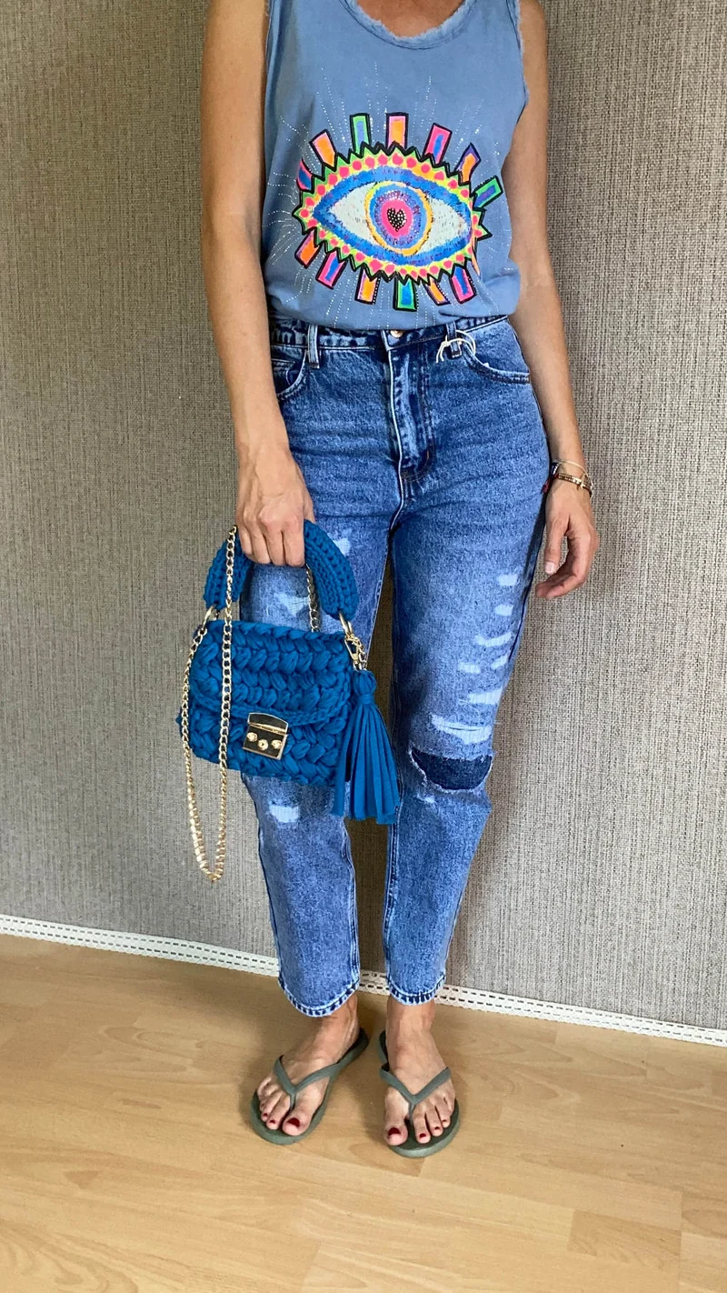 Besonderes Outfit in blau