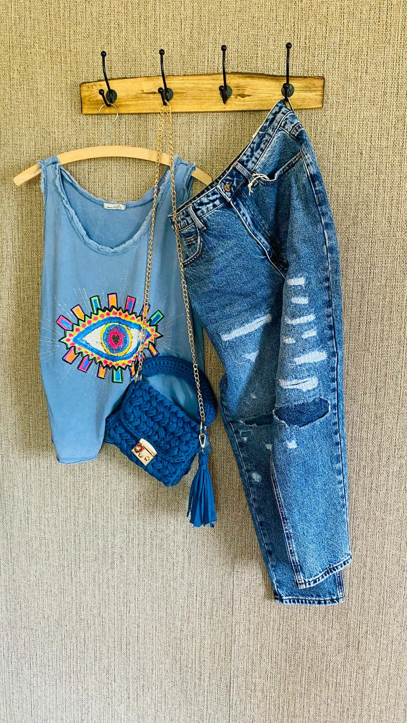 Besonderes Outfit in blau