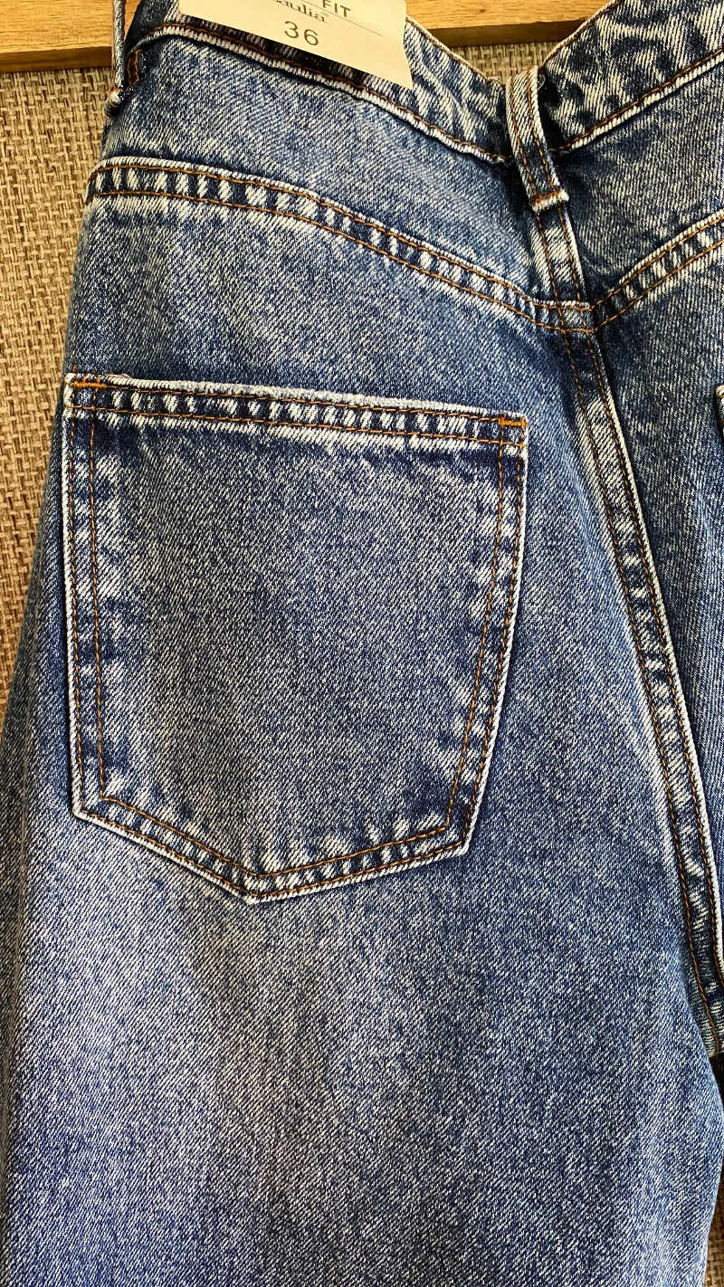 Besonderes Outfit in blau