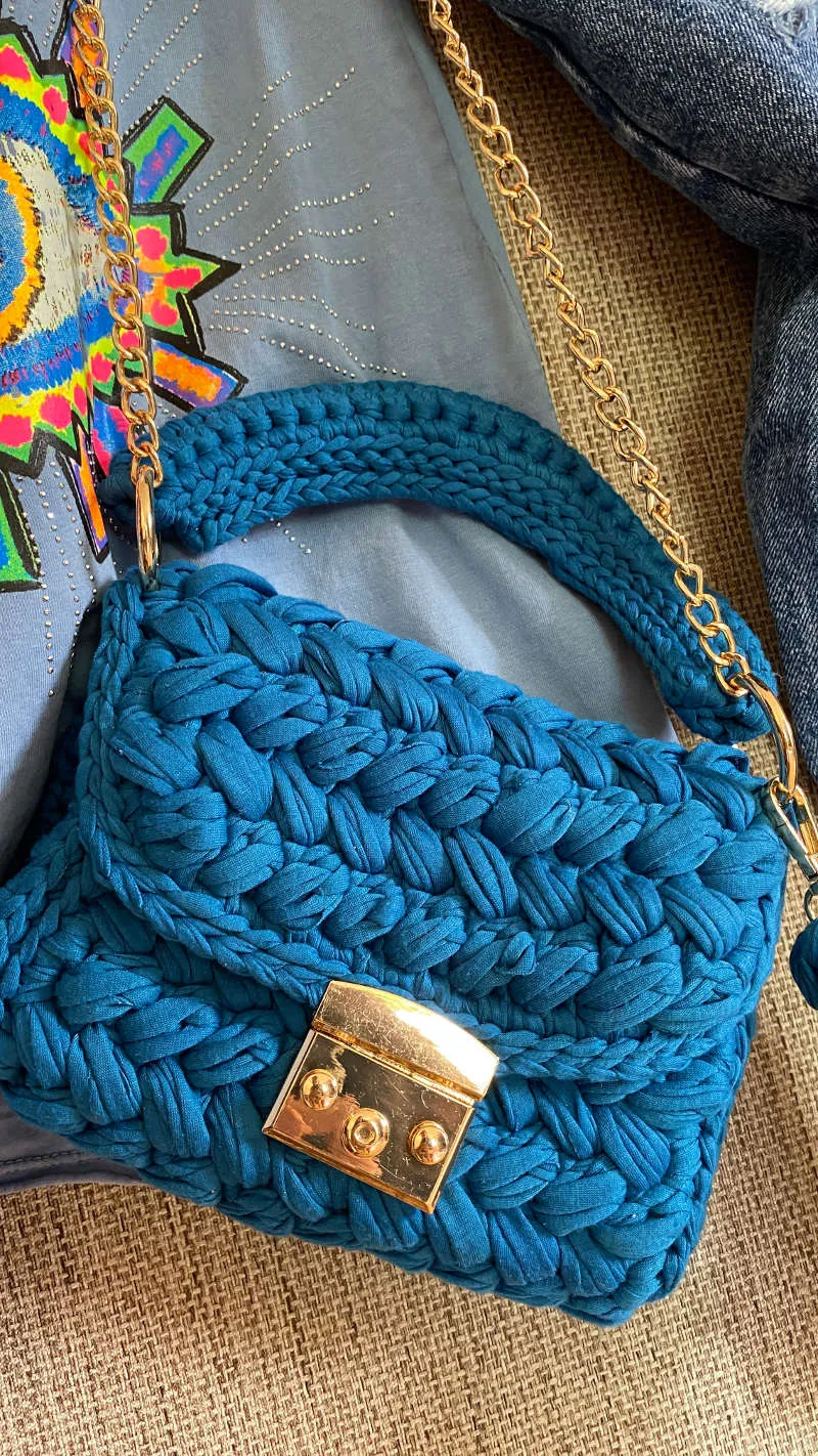 Besonderes Outfit in blau
