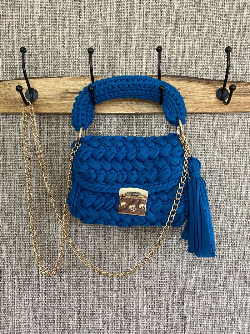 Besonderes Outfit in blau