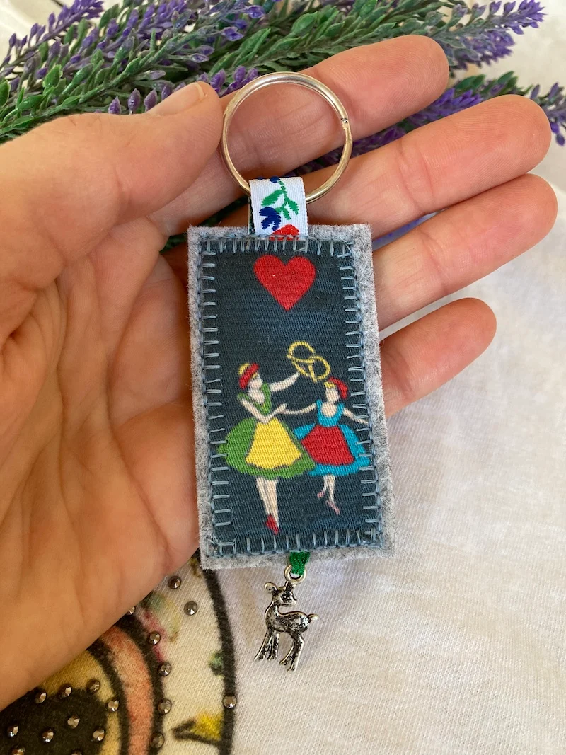 Schlüsselanhänger Dirndl Reh