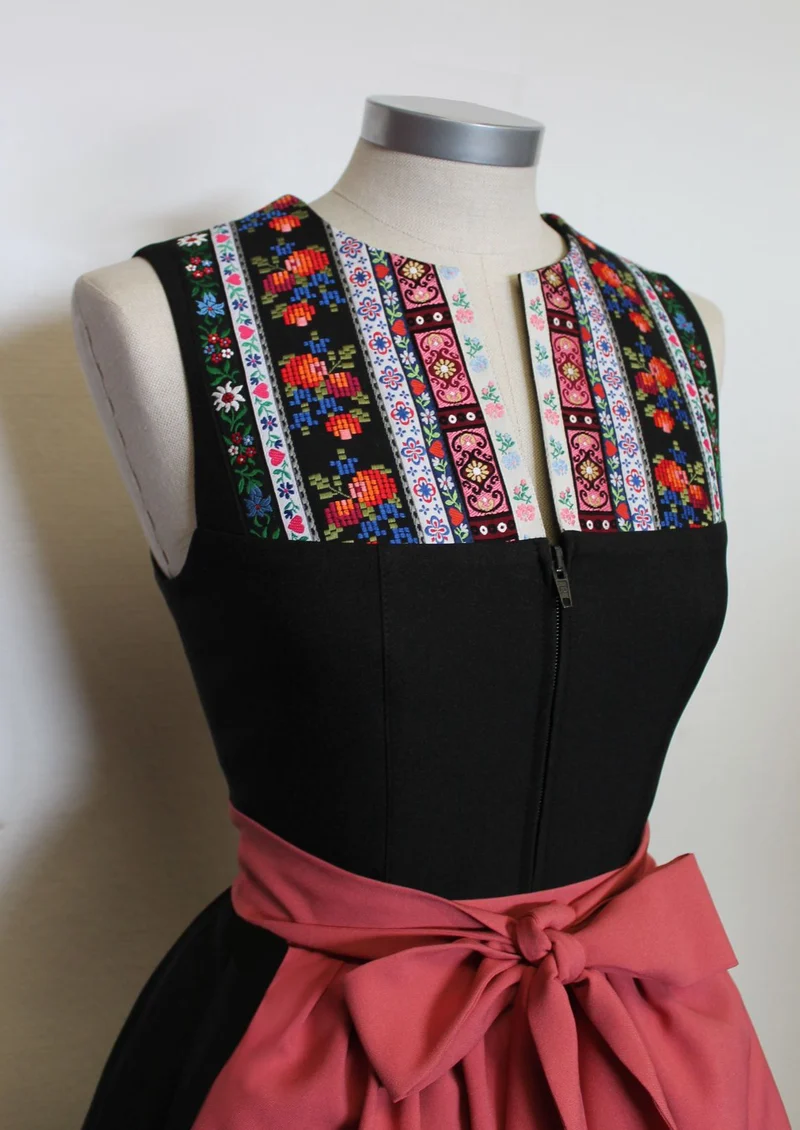 Dirndl Iza hochgeschlossen