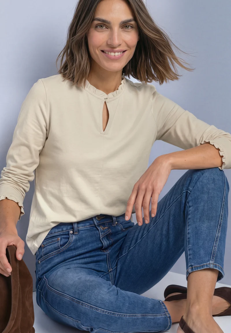 Langarmshirt mit Rüschen und Cut-Out-Detail