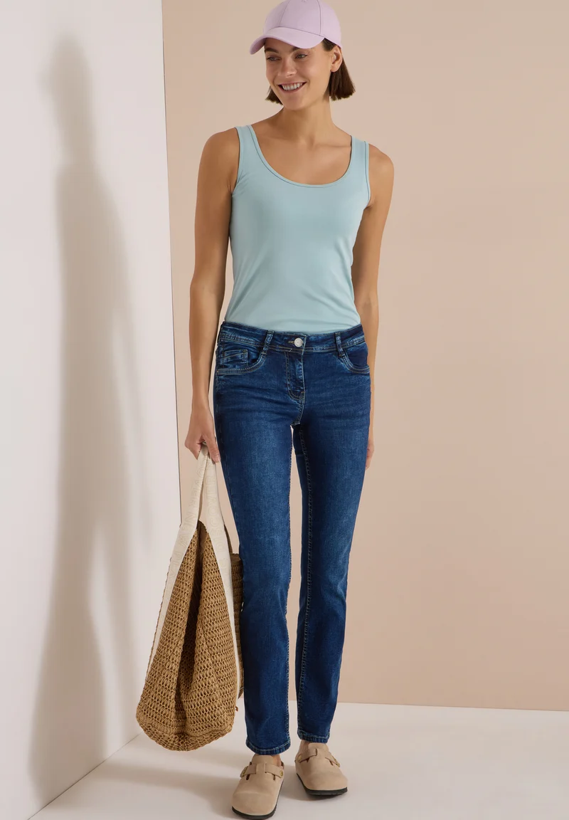SCARLETT Straight Leg Jeans