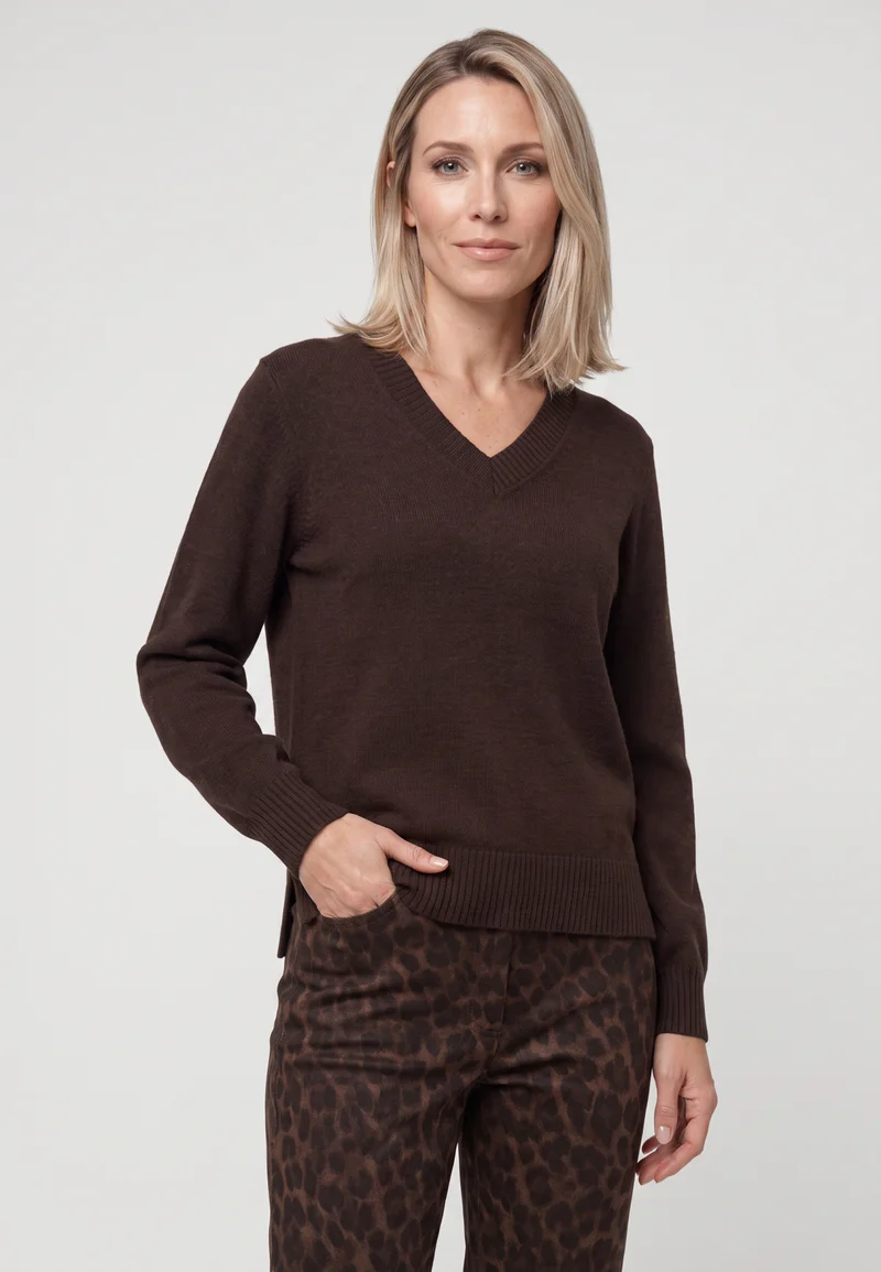Strickpullover mit V-Ausschnitt und seitlichen Schlitzen
