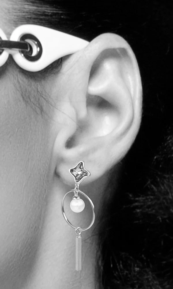 LUISIA® Ohrstecker mit Ring, Perle und Premium Kristallen - Grau
