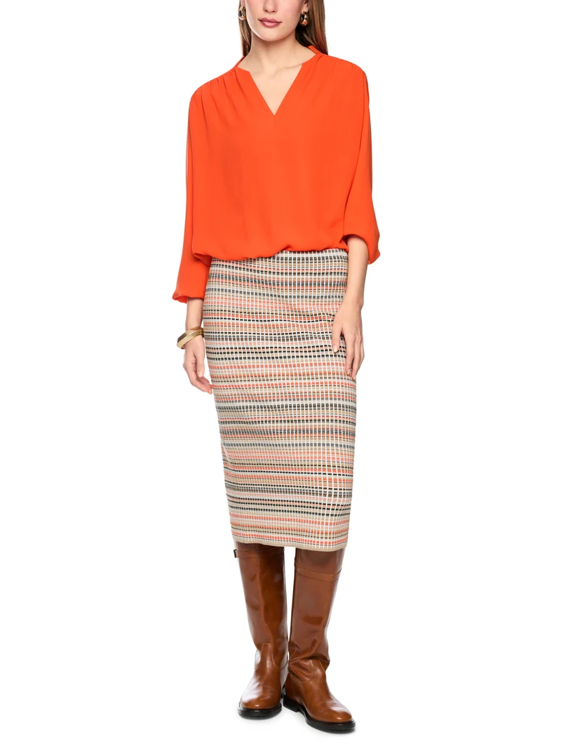Fließende Bluse mit Schmuckknopf