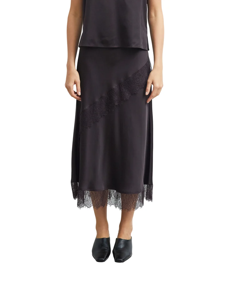 Langer Satin-Rock mit Spitzeneinsatz